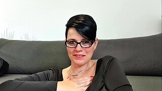German cougar Molly uses butt pump system and dildo