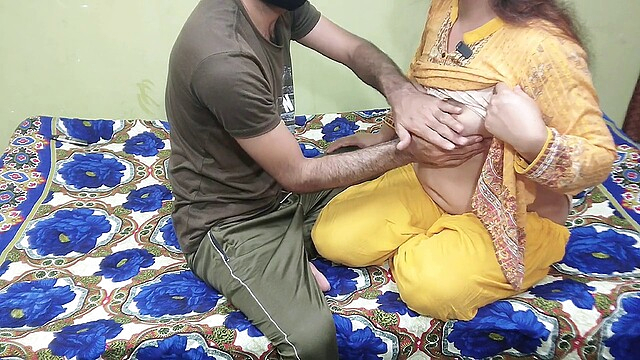 Indian bhabhi Shabanapk gets her ass filled by a horny guy